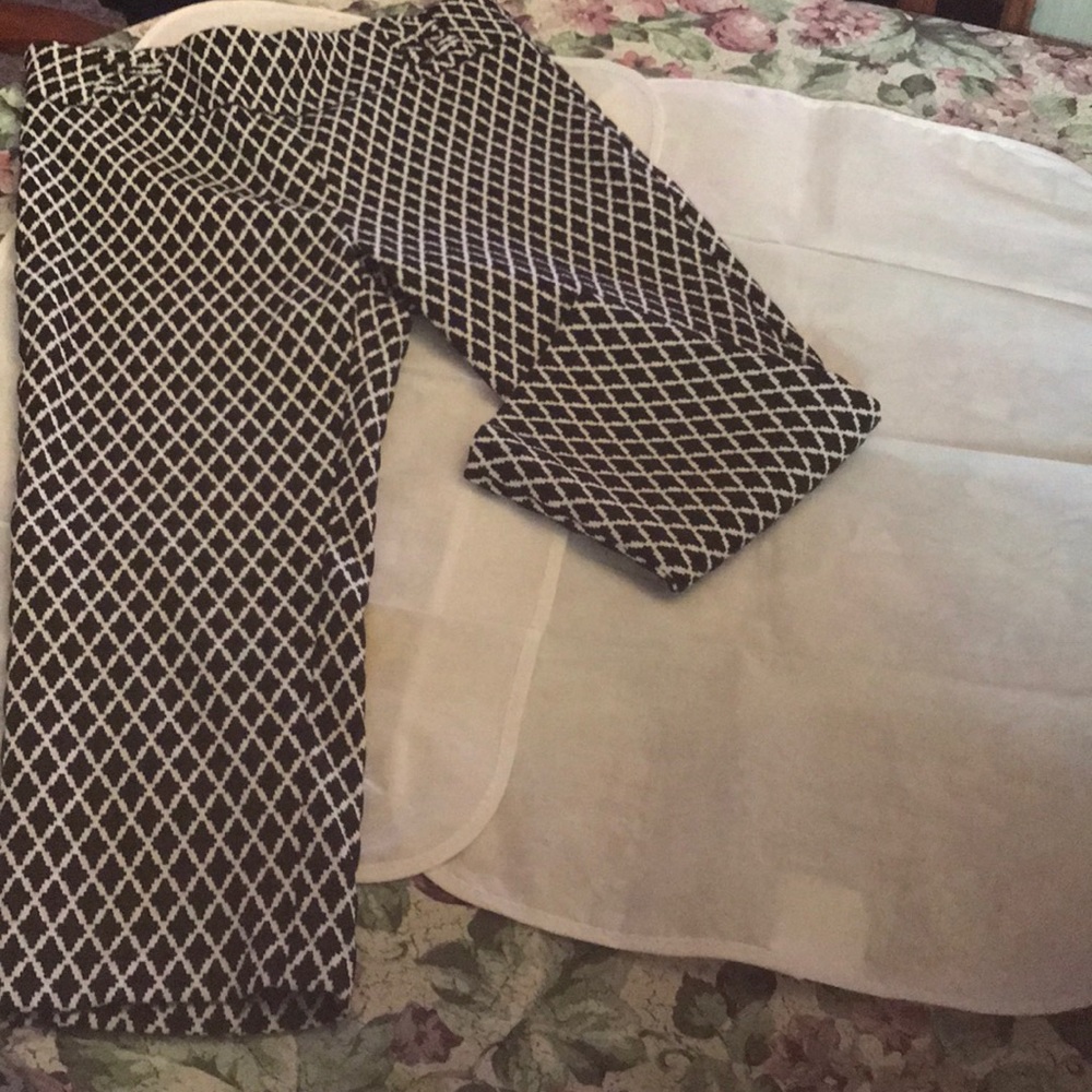 SOHO capris with black and white diamonds designs